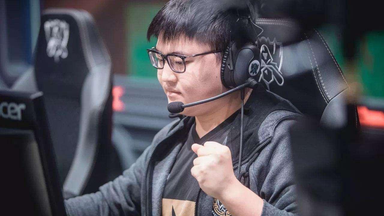 lol2折,英雄联盟图片怎么p到照片上?