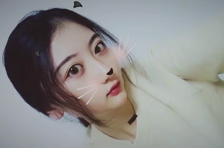 lol怎么跳舞,英雄联盟里英雄怎么跳舞之类的动作?